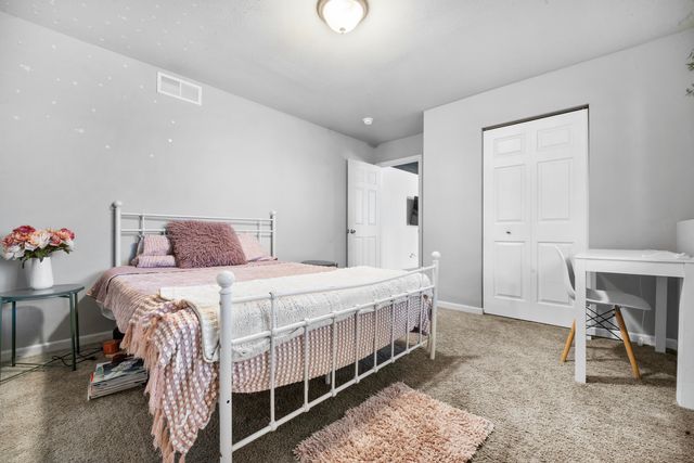 1015 Point Way, Lawton, MI 49065