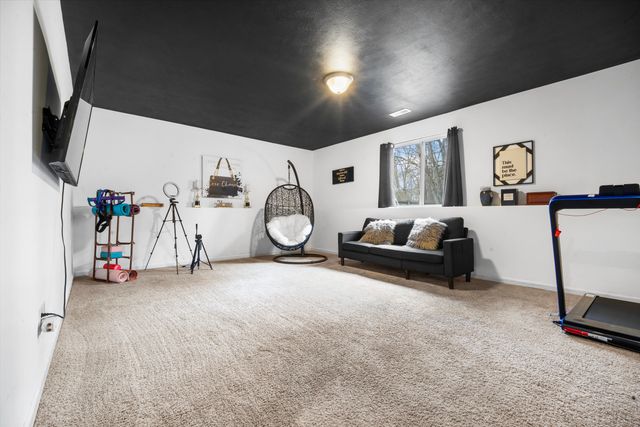 1015 Point Way, Lawton, MI 49065