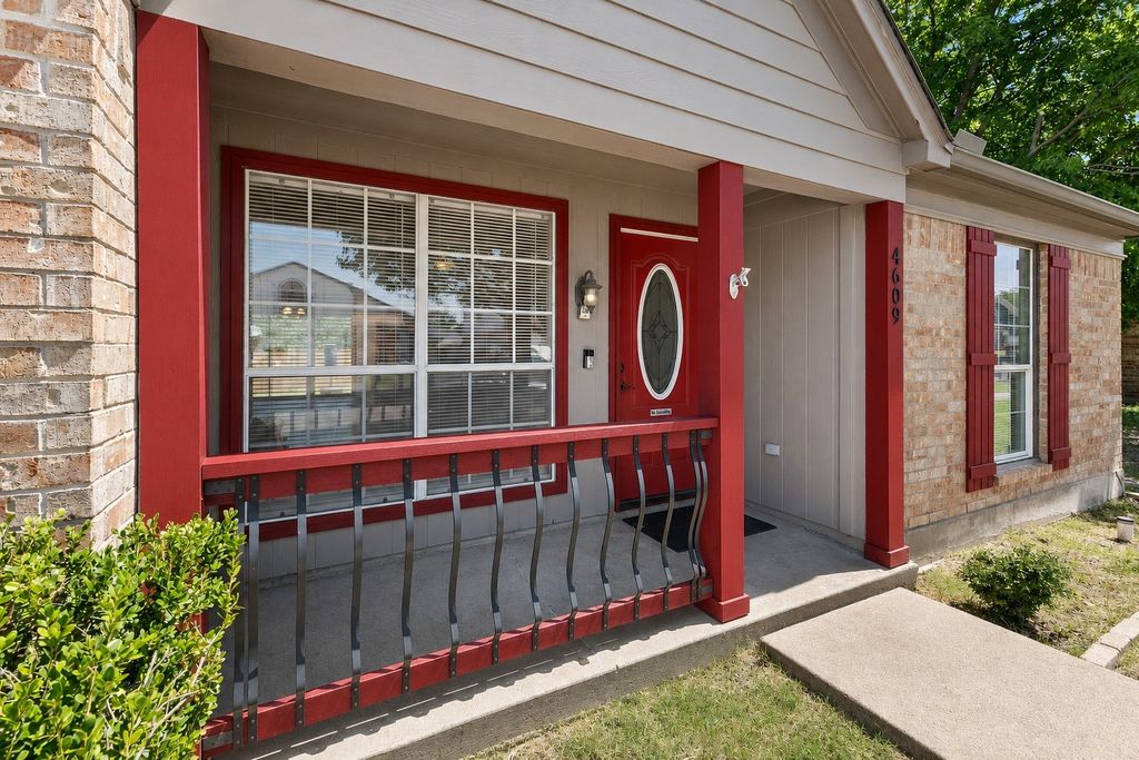 4609 Feathercrest Drive, Fort Worth, TX 76137