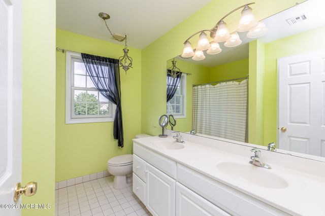2 Dellaira Court, Wrightstown, NJ 08562
