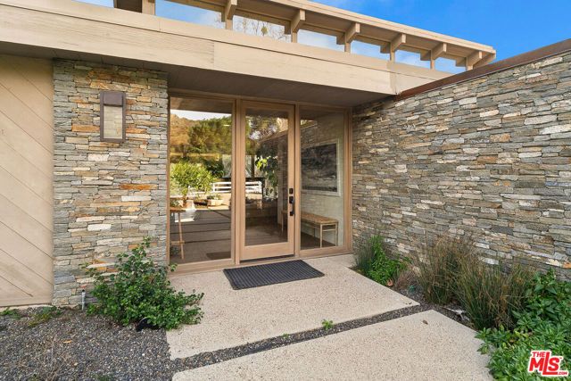 2121 Mckain Street, Calabasas, CA 91302