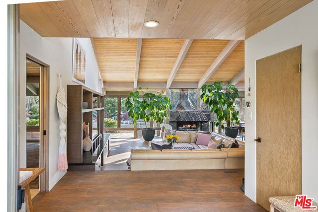 2121 Mckain Street, Calabasas, CA 91302