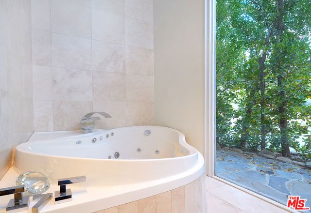 2121 Mckain Street, Calabasas, CA 91302