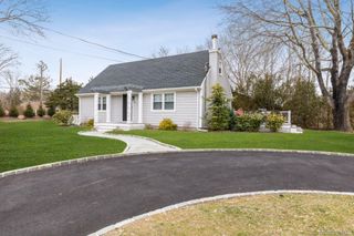 34 Norbury Road, Hampton Bays, NY 11946