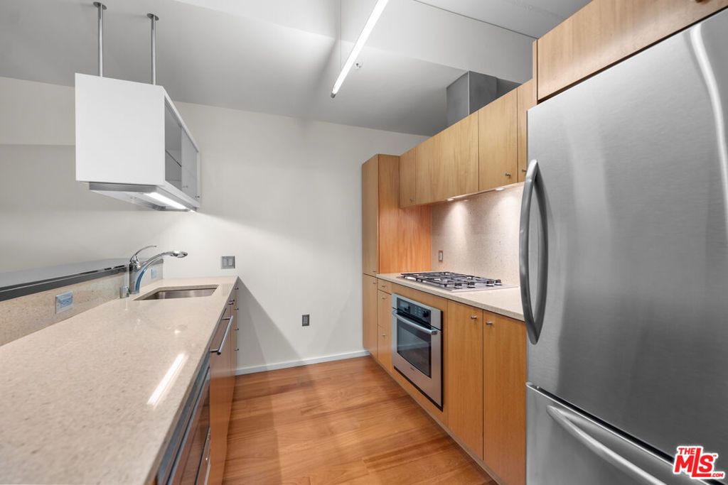 Image 17 of property listing at 1155 S Grand Avenue 419, Los Angeles, CA 90015