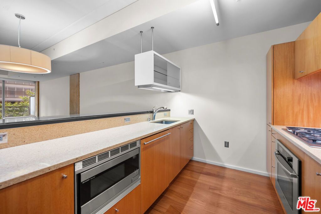 Image 18 of property listing at 1155 S Grand Avenue 419, Los Angeles, CA 90015