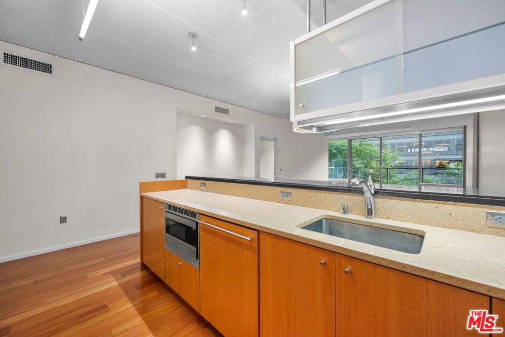 Image 20 of property listing at 1155 S Grand Avenue 419, Los Angeles, CA 90015