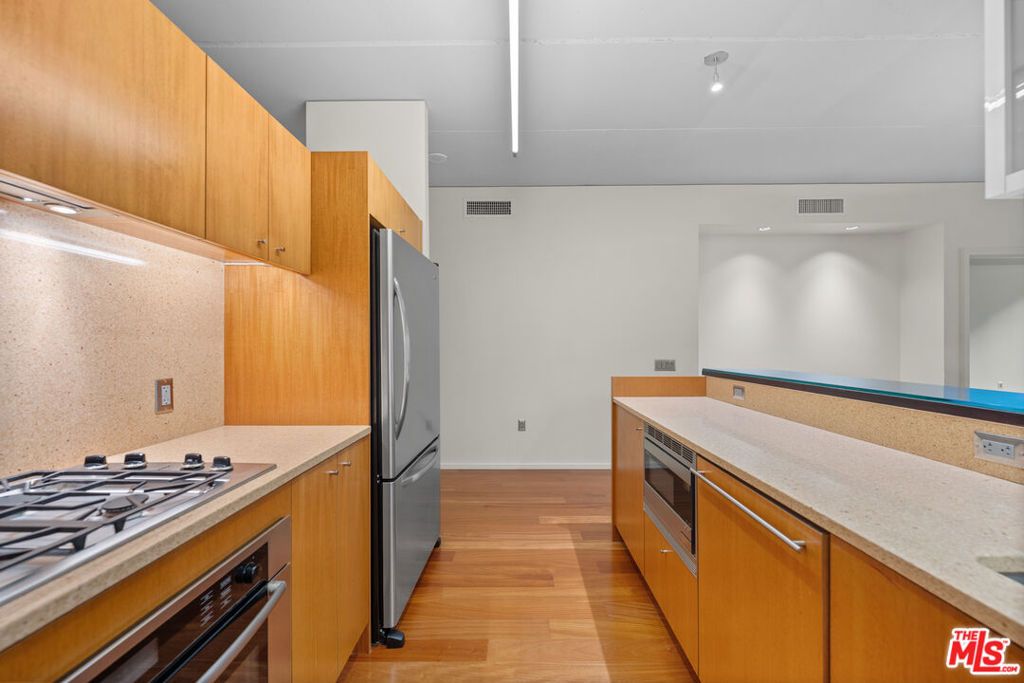 Image 21 of property listing at 1155 S Grand Avenue 419, Los Angeles, CA 90015