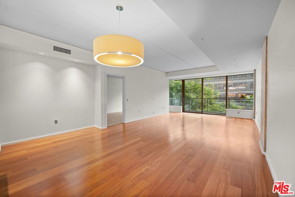 Image 23 of property listing at 1155 S Grand Avenue 419, Los Angeles, CA 90015