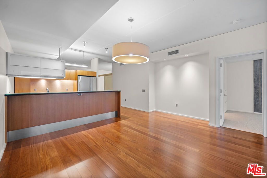 Image 26 of property listing at 1155 S Grand Avenue 419, Los Angeles, CA 90015