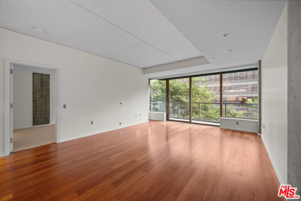 Image 27 of property listing at 1155 S Grand Avenue 419, Los Angeles, CA 90015
