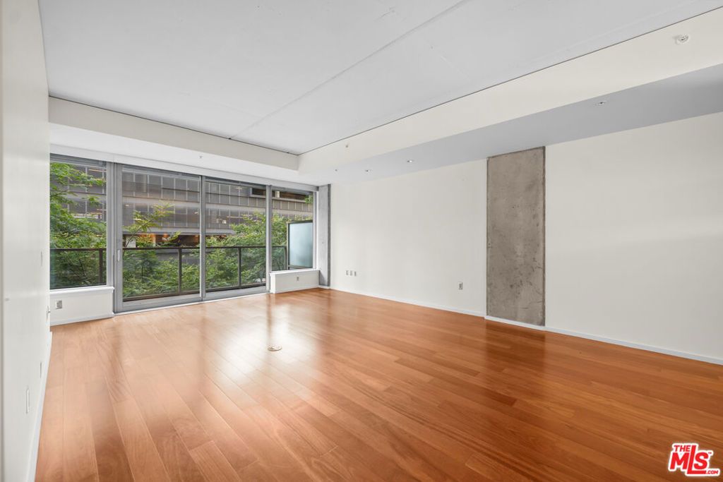 Image 28 of property listing at 1155 S Grand Avenue 419, Los Angeles, CA 90015