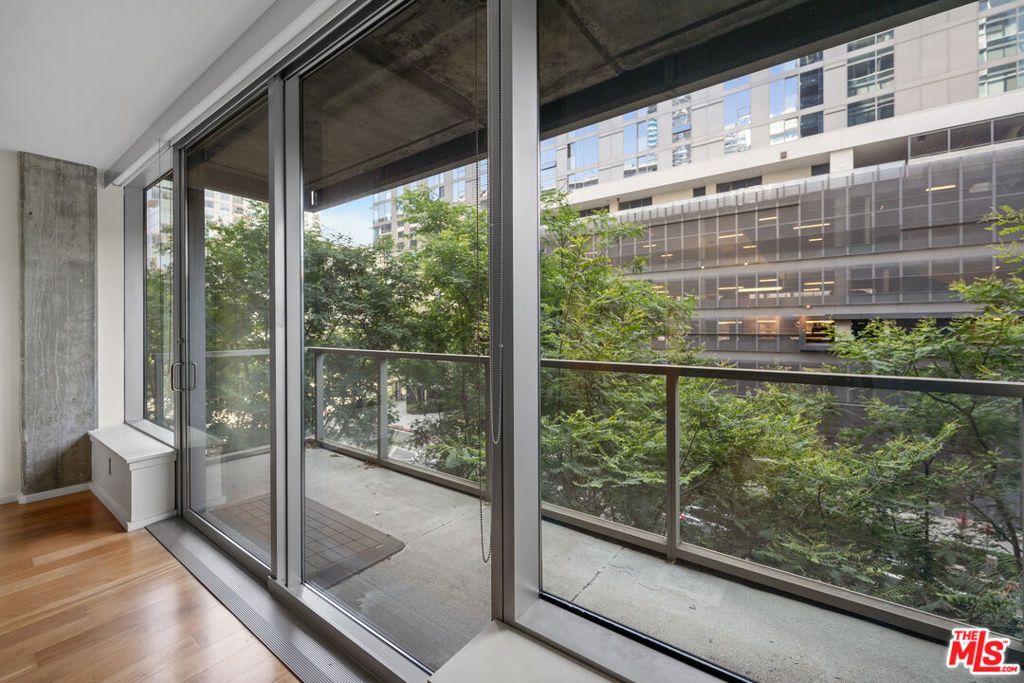Image 30 of property listing at 1155 S Grand Avenue 419, Los Angeles, CA 90015