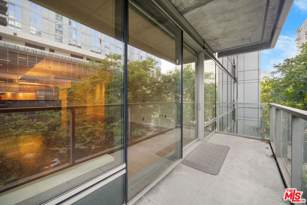 Image 32 of property listing at 1155 S Grand Avenue 419, Los Angeles, CA 90015