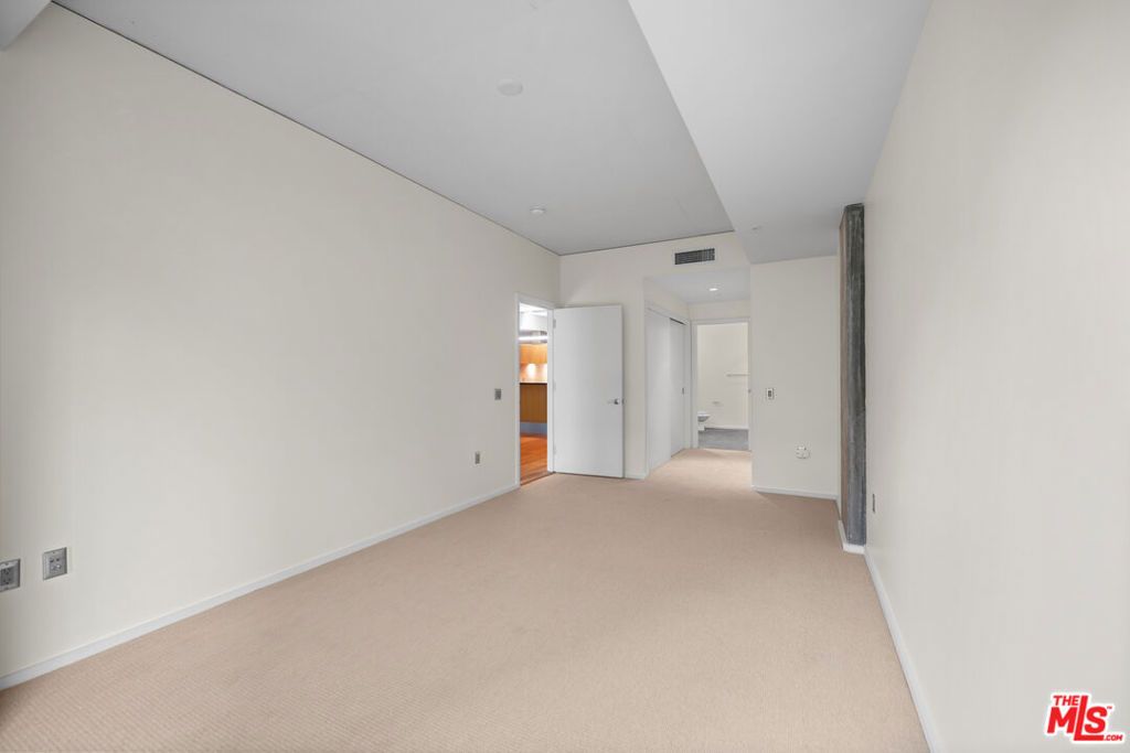 Image 35 of property listing at 1155 S Grand Avenue 419, Los Angeles, CA 90015