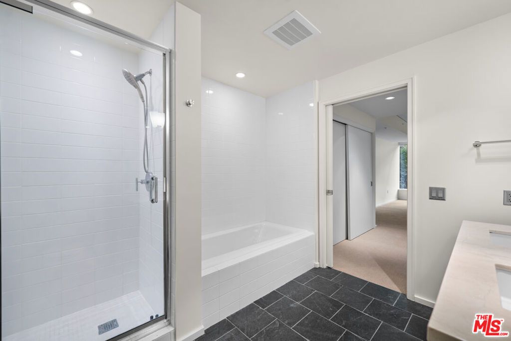 Image 39 of property listing at 1155 S Grand Avenue 419, Los Angeles, CA 90015