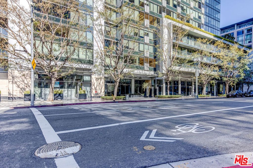 Image 45 of property listing at 1155 S Grand Avenue 419, Los Angeles, CA 90015