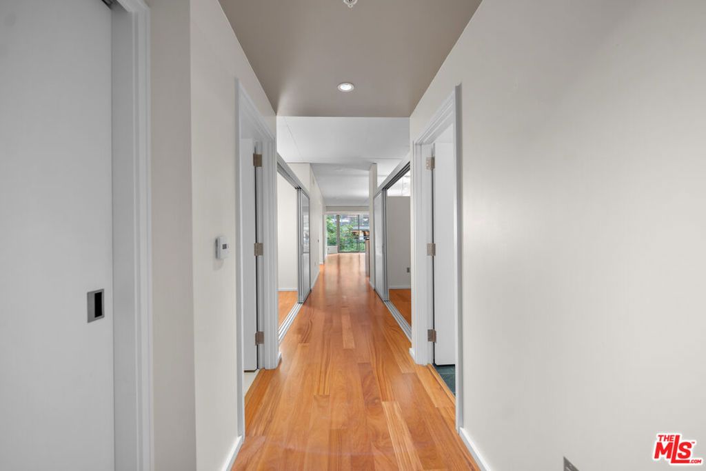 Image 4 of property listing at 1155 S Grand Avenue 419, Los Angeles, CA 90015