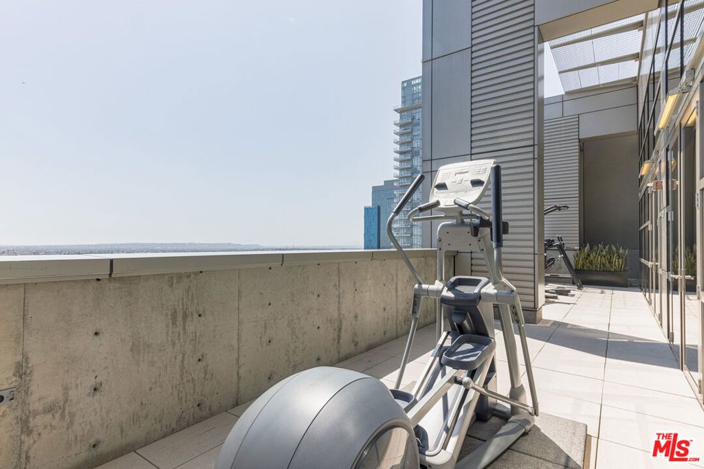 Image 55 of property listing at 1155 S Grand Avenue 419, Los Angeles, CA 90015