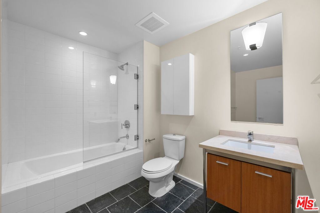 Image 5 of property listing at 1155 S Grand Avenue 419, Los Angeles, CA 90015