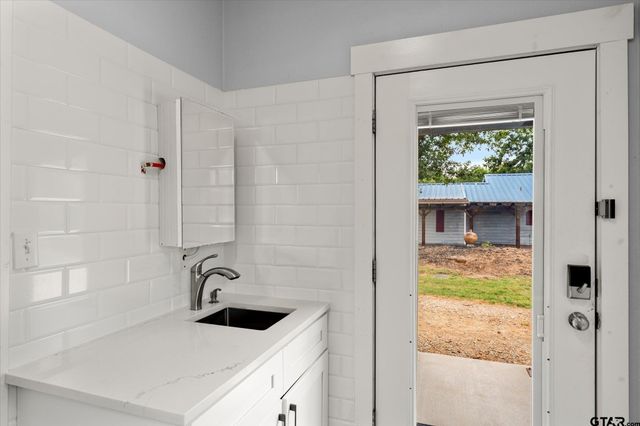 992 RS County Road 4325, Emory, TX 75440