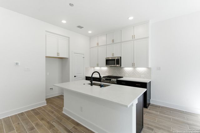 6464 Babcock Unit 717, San Antonio, TX 78249