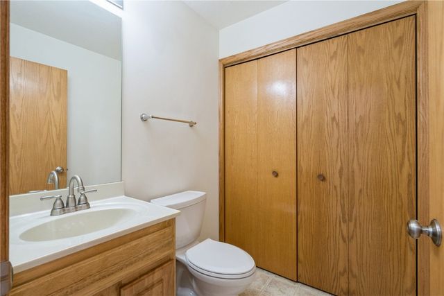 5425 Kacena Avenue B, Marion, IA 52302