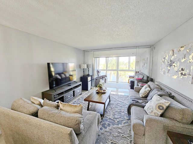 7807 Golf Cir Circle 305, Margate, FL 33063