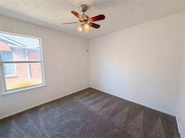 501 W Clover Park Drive, Fort Worth, TX 76140