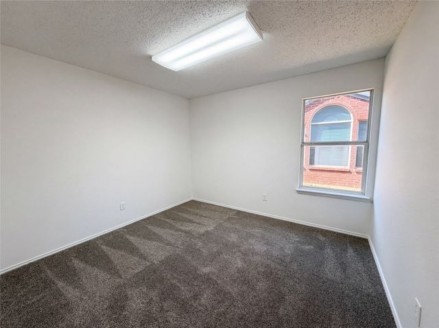 501 W Clover Park Drive, Fort Worth, TX 76140