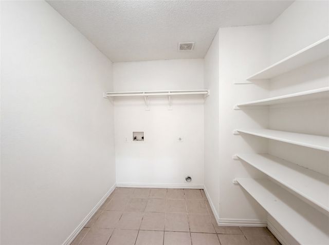 501 W Clover Park Drive, Fort Worth, TX 76140