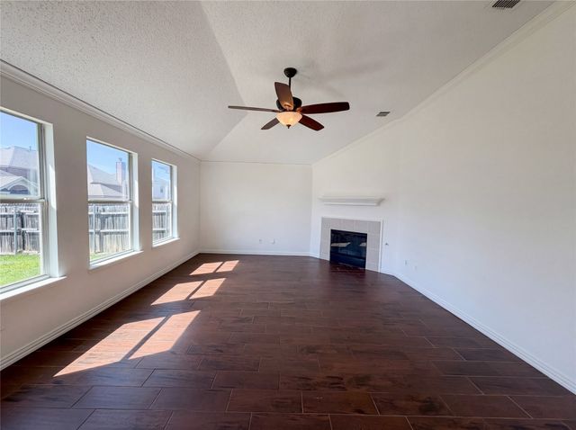 501 W Clover Park Drive, Fort Worth, TX 76140