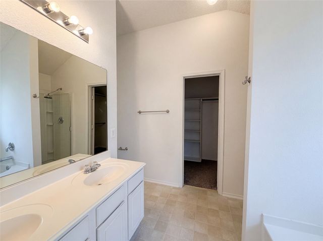 501 W Clover Park Drive, Fort Worth, TX 76140