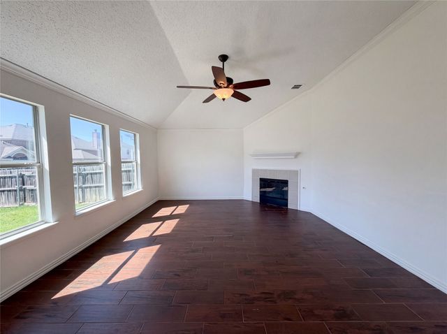 501 W Clover Park Drive, Fort Worth, TX 76140