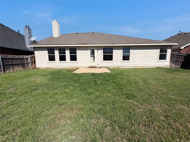 501 W Clover Park Drive, Fort Worth, TX 76140