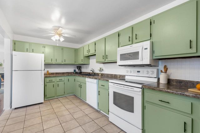 5266 S Somerset LANE, Greenfield, WI 53221