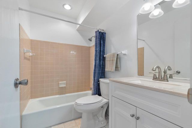 5266 S Somerset LANE, Greenfield, WI 53221