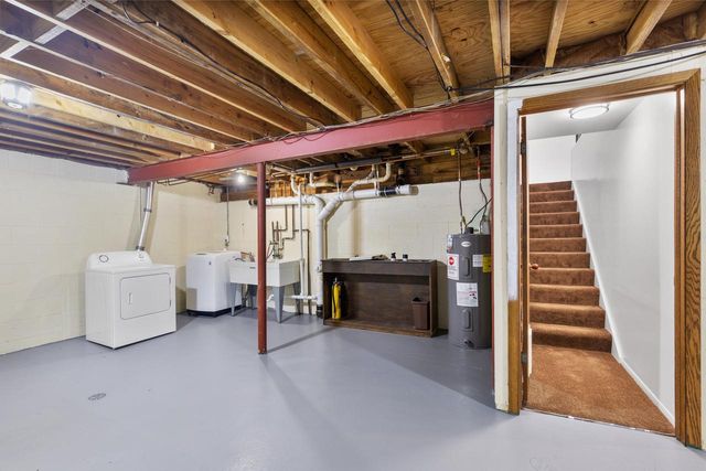 5266 S Somerset LANE, Greenfield, WI 53221