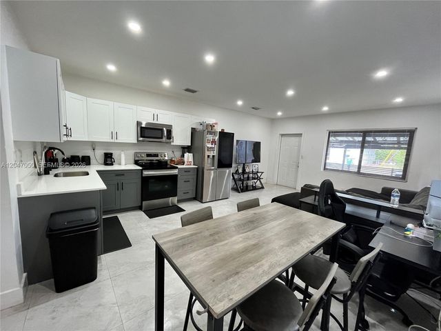 1102 NW 103rd St, Miami, FL 33150