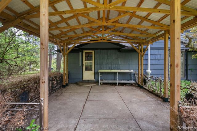 27869 Old Colony Street, Farmington, MI 48334