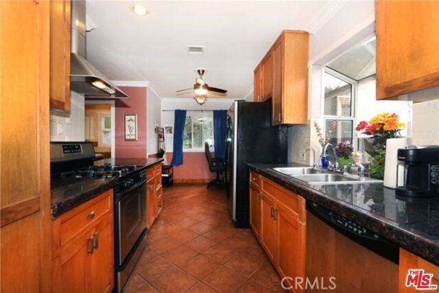 8450 Melvin Avenue, Northridge (los Angeles), CA 91324