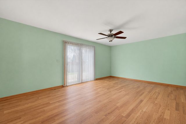 1300 Big Horn Trail, Carol Stream, IL 60188