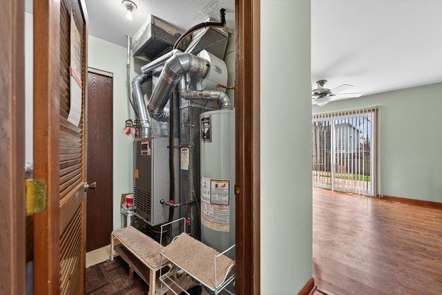 1300 Big Horn Trail, Carol Stream, IL 60188