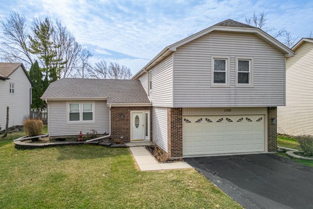 1300 Big Horn Trail, Carol Stream, IL 60188