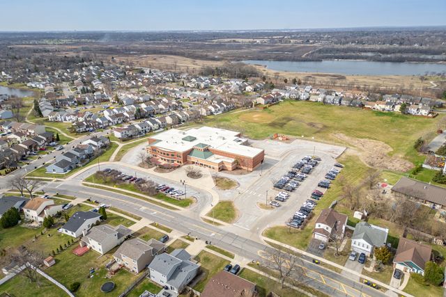 1300 Big Horn Trail, Carol Stream, IL 60188