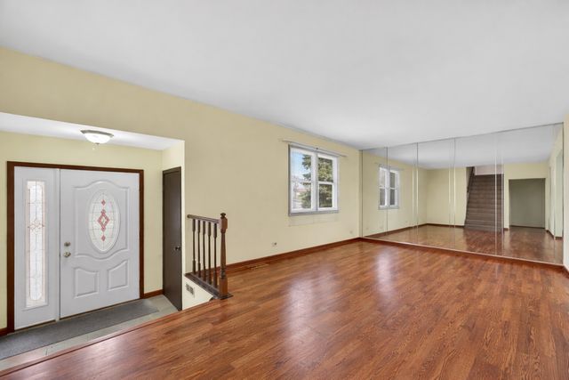 1300 Big Horn Trail, Carol Stream, IL 60188