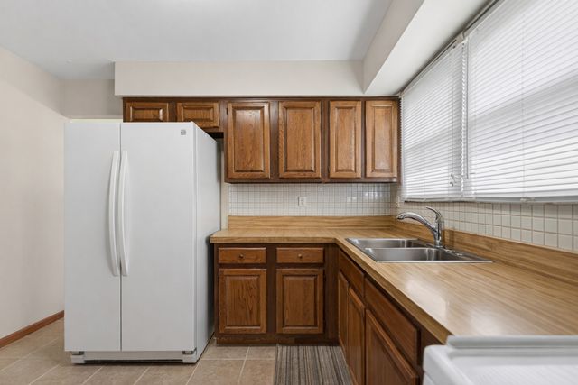 1300 Big Horn Trail, Carol Stream, IL 60188