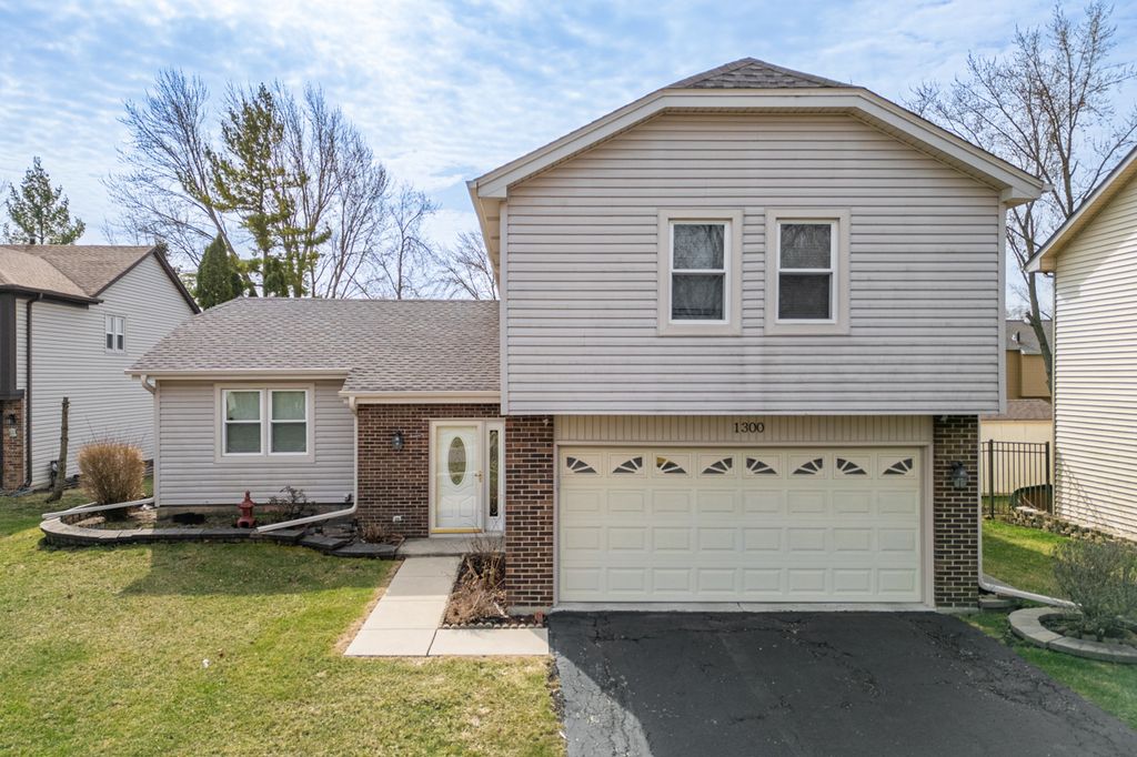 1300 Big Horn Trail, Carol Stream, IL 60188