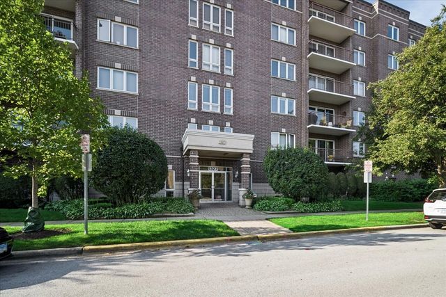 1327 BROWN Street 303, Des Plaines, IL 60016