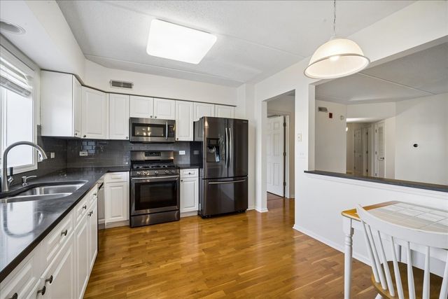 1327 BROWN Street 303, Des Plaines, IL 60016